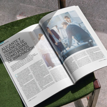 Doble página de revista de diseño editorial