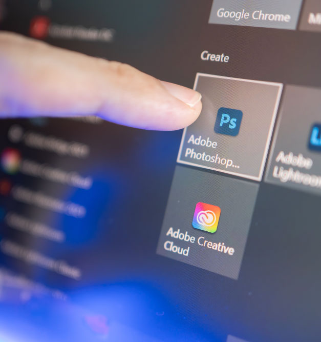 Pantalla de ordenador con programas de Adobe Creative Cloud